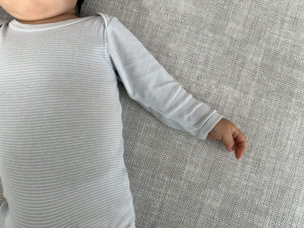 プチバトーボディスーツ74cm1歳3ヶ月着用